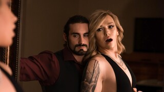 Бесплатное 4K порно с Roughing Up a Blonde Shemale только на TREXPORN.NET