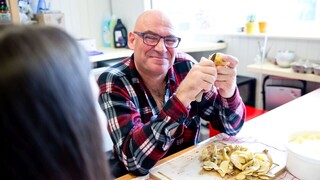 Горячее порно 4K - Teen Gets Cooked by Old Hand бесплатно на TREXPORN.NET