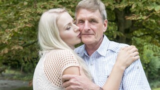 Бесплатное 4K порно с Blonde Bombshell Takes on Old Man только на TREXPORN.NET