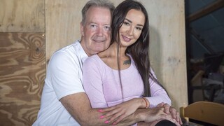 Бесплатное 4K порно с Brunette Freya Dee Gets Rough Doggystyle and Deep Throat только на TREXPORN.NET