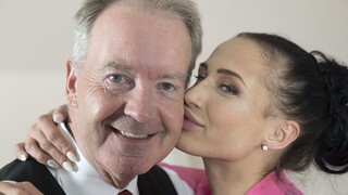 Бесплатное 4K порно с Skinny Brunette Secretary Takes Big Cock in Office только на TREXPORN.NET