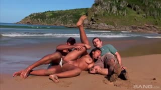 Горячее порно 4K - Anal Action on the Beach with Brunette Babalu in Threesome бесплатно на TREXPORN.NET