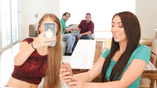 Бесплатное 4K порно с Family Foursome Frenzy только на TREXPORN.NET