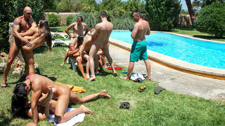 Бесплатное 4K порно с Teen Pool Party with Facial Cumshots только на TREXPORN.NET