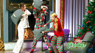 Бесплатное 4K порно с Santa's Naughty List: Lina Sun, Margo von Teese, and Blair Venimore's Lesbian Antics только на TREXPORN.NET