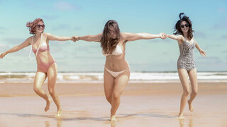 Горячее порно 4K - Redhead and Brunette Beach Play бесплатно на TREXPORN.NET