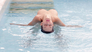 Бесплатное 4K порно с Pool Side Naked Fun только на TREXPORN.NET