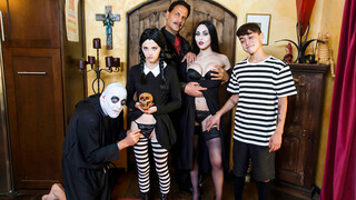 Горячее порно 4K - Addams Family Orgy - Hot MILF Kate Bloom Joins In бесплатно на TREXPORN.NET
