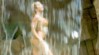 Бесплатное 4K порно с MILF Christie Stevens Gets Nasty in The Pool with Chad White только на TREXPORN.NET