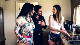 Бесплатное 4K порно с MILF Krissy Lynn and Stepdaughter Threesome with Tommy Gunn только на TREXPORN.NET