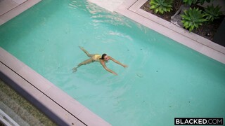 Горячее порно 4K - Gabbie Carter’s Big Tits Ride Cock in Steamy Interracial Scene бесплатно на TREXPORN.NET