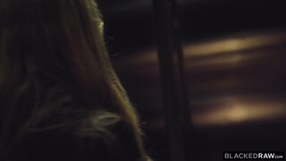 Горячее порно 4K - Hot brunette Leah Winters gets creampie in raw hotel sex бесплатно на TREXPORN.NET