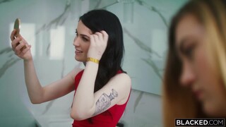 Бесплатное 4K порно с Evelyn Claire Takes Two Big Cocks in Hardcore Group Sex только на TREXPORN.NET