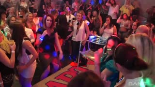 Горячее порно 4K - Strangers Give Amazing Blowjobs and Titty Fucks at Party бесплатно на TREXPORN.NET
