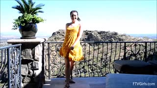 Бесплатное 4K порно с Beautiful Teen Brunette Plays Solo Outside только на TREXPORN.NET