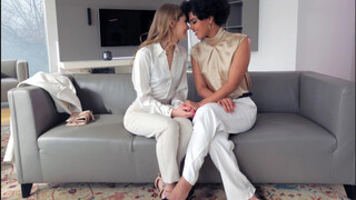 Горячее порно 4K - Hairy Friends Get Intimate in POV бесплатно на TREXPORN.NET