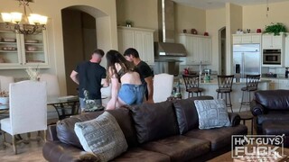 Горячее порно 4K - Latina Bombshell Emma Barnes and Jack Phoenix Go Naughty! бесплатно на TREXPORN.NET