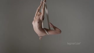Горячее порно 4K - Brunette Magdalena Naked Anti-Gravity Yoga бесплатно на TREXPORN.NET